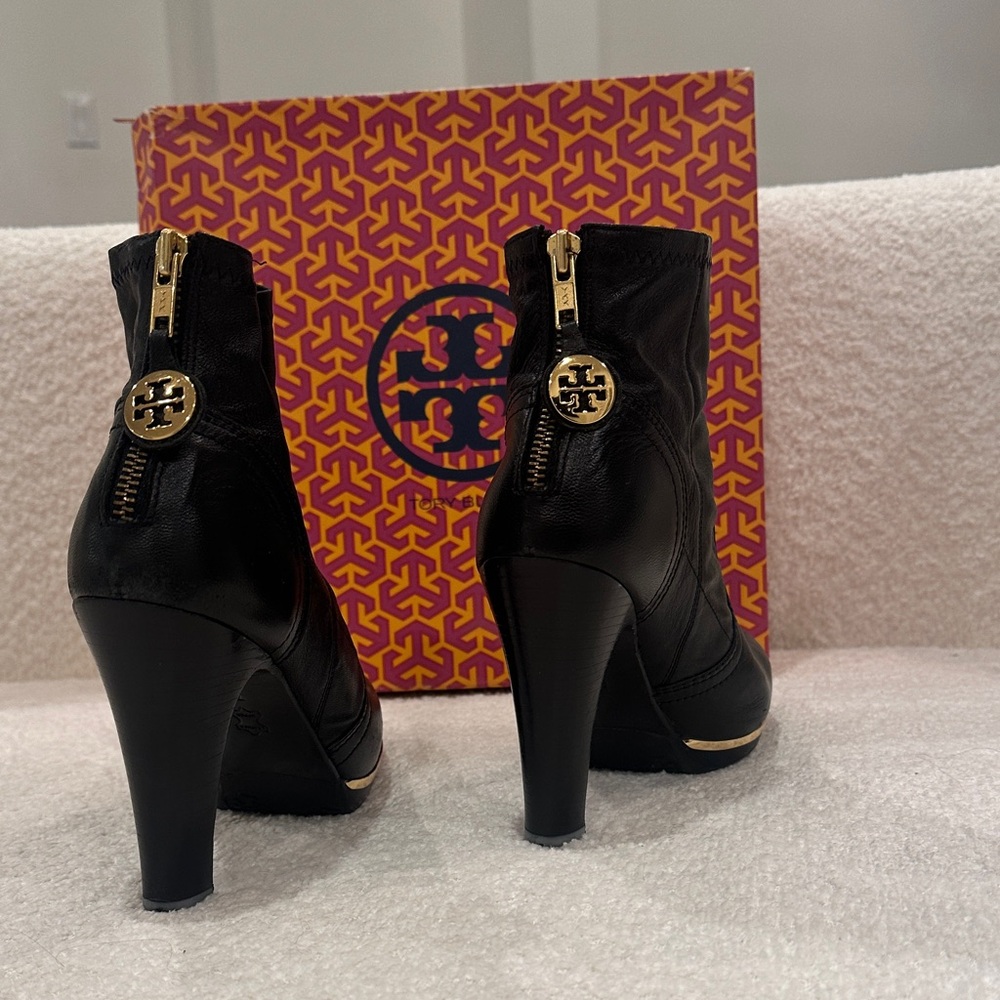 Tory Burch Elegant Black Leather Heeled Boots - Picture 4 of 6